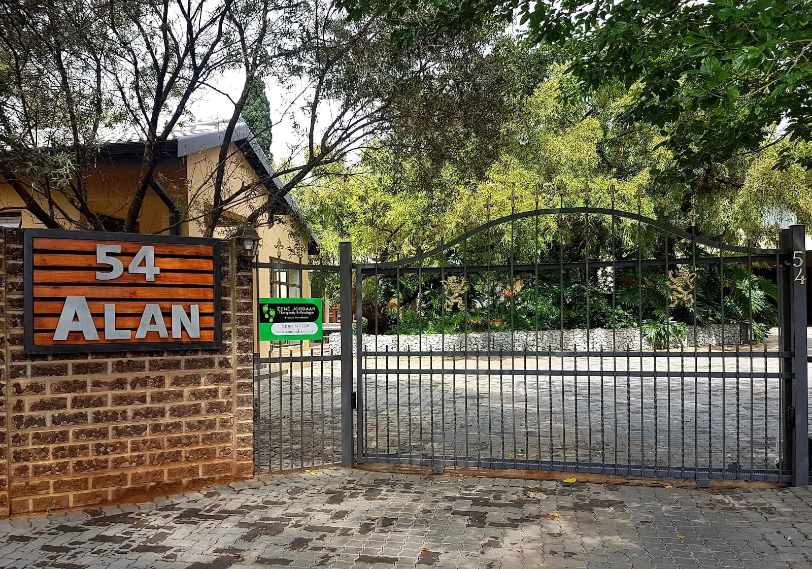 Zené Jordaan: Therapeutic Reflexology